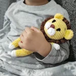 πλεκτό κουκλάκι amigurumi λιοντάρι κίτρινο καφέ χρώμα δωρο για νεογέννητο αγόρι