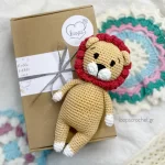 πλεκτό κουκλάκι amigurumi λιοντάρι μπεζ κόκκινο δωρο για αγόρι νεογέννητο συσκευασία