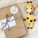 πλεκτό κουκλάκι amigurumi καμηλοπάρδαλη κίτρινο καφέ δώρο για κορίτσι νεογέννητο σε συσκευασία κράφτ κουτί
