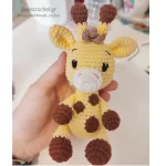 πλεκτό κουκλάκι καμηλοπάρδαλη amigurumi για αγόρι δώρο χειροποίητο