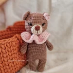amigurumi-arkoudaki-kafe-me-giaka-kouklaki-plekta-koritsi-loutrina-zoakia-neogenito-doro-loops-1