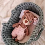 amigurumi-arkoudaki-kafe-me-salopeta-kouklaki-plekta-koritsi-loutrina-zoakia-neogenito-doro-loops-2