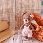 amigurumi-arkoudaki-kafe-me-salopeta-kouklaki-plekta-koritsi-loutrina-zoakia-neogenito-doro-loops-3