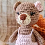 amigurumi-arkoudaki-kafe-me-salopeta-kouklaki-plekta-koritsi-loutrina-zoakia-neogenito-doro-loops-4