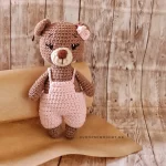 amigurumi-arkoudaki-kafe-me-salopeta-kouklaki-plekta-koritsi-loutrina-zoakia-neogenito-doro-loops-5