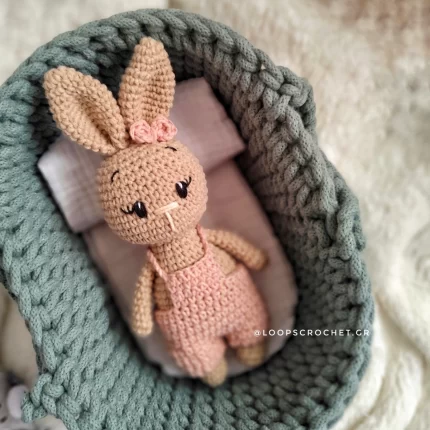 amigurumi-bez-kounelaki-me-salopeta-kouklaki-plekta-koritsi-loutrina-zoakia-neogenito-doro-loops-1