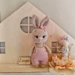 amigurumi-bez-kounelaki-me-salopeta-kouklaki-plekta-koritsi-loutrina-zoakia-neogenito-doro-loops-4