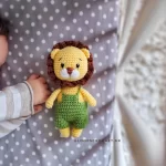amigurumi-kitrino-liontari-me-salopeta-kouklaki-plekta-agori-loutrina-zoakia-neogenito-doro-loops-1