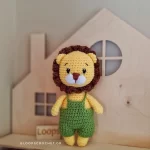 amigurumi-kitrino-liontari-me-salopeta-kouklaki-plekta-agori-loutrina-zoakia-neogenito-doro-loops-2