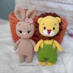 amigurumi-kitrino-liontari-me-salopeta-kouklaki-plekta-agori-loutrina-zoakia-neogenito-doro-loops-3