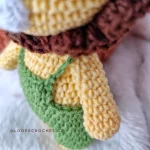 amigurumi-kitrino-liontari-me-salopeta-kouklaki-plekta-agori-loutrina-zoakia-neogenito-doro-loops-5