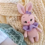 amigurumi-roz-kounelaki-me-giaka-kouklaki-plekta-koritsi-loutrina-zoakia-neogenito-doro-loops-3