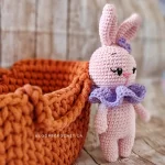 amigurumi-roz-kounelaki-me-giaka-kouklaki-plekta-koritsi-loutrina-zoakia-neogenito-doro-loops-4