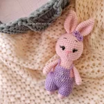 amigurumi-roz-kounelaki-me-salopeta-kouklaki-plekta-koritsi-loutrina-zoakia-neogenito-doro-loops-3