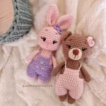 amigurumi-roz-kounelaki-me-salopeta-kouklaki-plekta-koritsi-loutrina-zoakia-neogenito-doro-loops-4