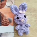 Μπρελόκ amigurumi κουνελάκι σε Λιλά μωβ χρώμα χειροποίητο loops crochet 2