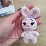 Μπρελόκ amigurumi κουνελάκι σε ροζ χρώμα χειροποίητο loops crochet 1