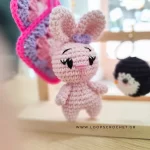 Μπρελόκ amigurumi κουνελάκι σε ροζ χρώμα χειροποίητο loops crochet