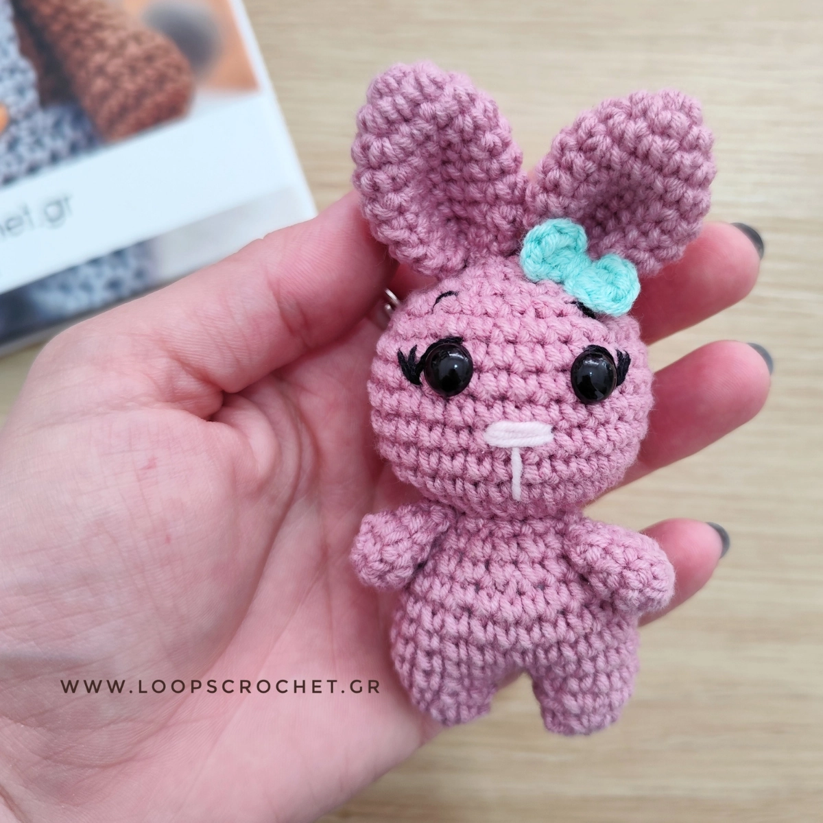 Μπρελόκ amigurumi κουνελάκι σε σάπιο μήλο χρώμα χειροποίητο loops crochet 1 Μπρελόκ amigurumi κουνελάκι σε σάπιο μήλο χρώμα χειροποίητο loops crochet 1