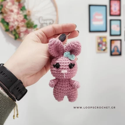 Μπρελόκ amigurumi κουνελάκι σε σάπιο μήλο χρώμα χειροποίητο loops crochet