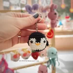 Μπρελόκ πλεκτό πιγκουινάκι μαύρο χρώμα χειροποίητο loops