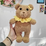 Πλεκτό αρκουδάκι amigurumi σε καφέ χρώμα με κίτρινο γιακά χειροποίητο loops crochet