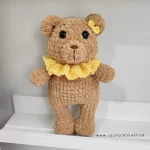 Πλεκτό αρκουδάκι amigurumi σε καφέ χρώμα με κίτρινο γιακά χειροποίητο loops crochet 2
