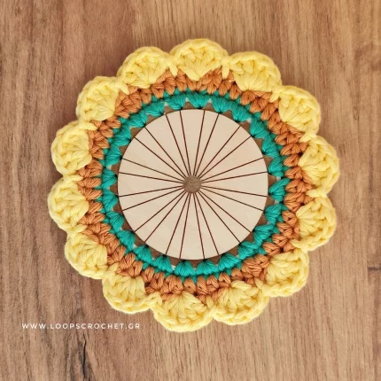 Πλεκτό και ξύλινο σουβέρ με απεικόνιση ρόδα ποδηλάτου σε κίτρινο χρώμα χειροποίητο loops crochet 3