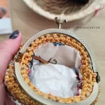Πλεκτό πορτοφολάκι λευκό χρυσαφί χρώμα loops crochet