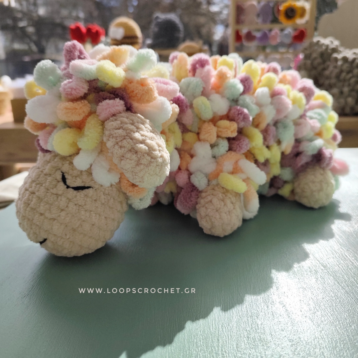 Πλεκτό πρόβατο amigurumi πολύχρωμο με μπεζ