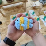 πλεκτό ψάρι μπρελόκ amigurumi χρώμα γαλάζιο κίτρινο χειροποίητο handmade loopscrochet