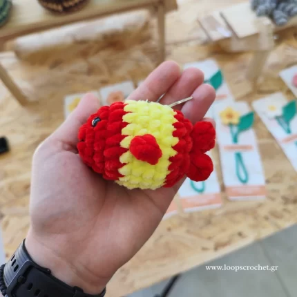 πλεκτό ψάρι μπρελόκ amigurumi χρώμα κίτρινο κόκκινο χειροποίητο handmade loopscrochet