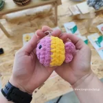 πλεκτό ψάρι μπρελόκ amigurumi χρώμα ροζ κίτρινο χειροποίητο handmade loopscrochet 1