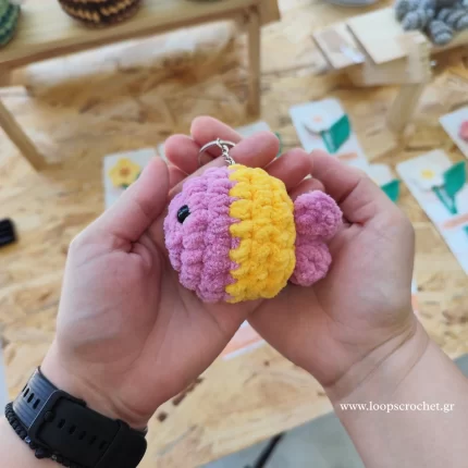 πλεκτό ψάρι μπρελόκ amigurumi χρώμα ροζ κίτρινο χειροποίητο handmade loopscrochet 1
