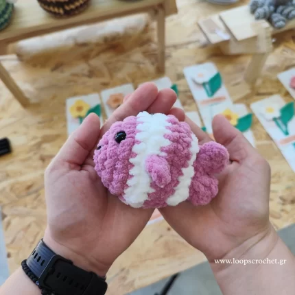 πλεκτό ψάρι μπρελόκ amigurumi χρώμα ροζ λευκό χειροποίητο handmade loopscrochet