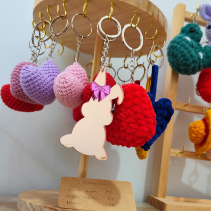 plexiglass μπρελόκ κουνελάκι ροζ χρυσό χειροποίητο loops handmade 1