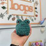 πλεκτό κουκλάκι amigurumi βάτραχος πράσινο χρώμα χειροποίητο loops crochet handmade