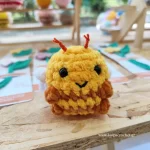 πλεκτό κουκλάκι amigurumi μέλισσα χρώμα κίτρινο μουσταρδί χειροποίητο handmade loopscrochet 1
