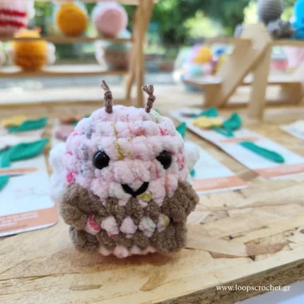 πλεκτό κουκλάκι amigurumi μέλισσα χρώμα καφέ ροζ χειροποίητο handmade loopscrochet 1