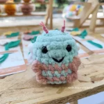 πλεκτό κουκλάκι amigurumi μέλισσα χρώμα μέντα ροζ χειροποίητο handmade loopscrochet 1