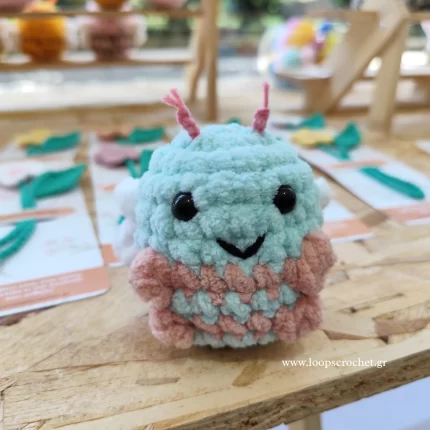 πλεκτό κουκλάκι amigurumi μέλισσα χρώμα μέντα ροζ χειροποίητο handmade loopscrochet 1