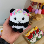 πλεκτό κουκλάκι amigurumi πάντα αρκουδάκι άσπρο μαύροχρώμα και λουλούδια χειροποίητο loops crochet handmade 1
