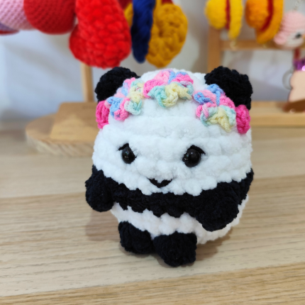 πλεκτό κουκλάκι amigurumi πάντα αρκουδάκι άσπρο μαύροχρώμα και λουλούδια χειροποίητο loops crochet handmade 2