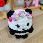 πλεκτό κουκλάκι amigurumi πάντα αρκουδάκι άσπρο μαύροχρώμα και λουλούδια χειροποίητο loops crochet handmade 3