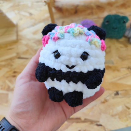 πλεκτό κουκλάκι amigurumi πάντα αρκουδάκι άσπρο μαύροχρώμα και λουλούδια χειροποίητο loops crochet handmade