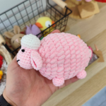 πλεκτό κουκλάκι amigurumi προβατάκι ροζ χρώμα χειροποίητο loops crochet handmade 1