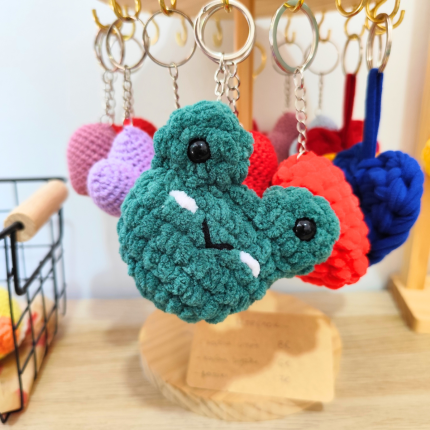 πλεκτό μπρελόκ βατραχάκι χειροποίητο loops handmade crochet