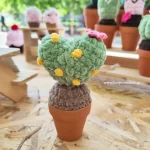 πλεκτός κάκτος σε γλαστράκι amigurumi χρώμα πράσινο κίτρινο καφέ χειροποίητο handmade loopscrochet
