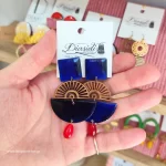 σκουλαρίκια statement μπλε κόκκινο με ξύλινα στοιχεία μεταλικά και υμιπολύτιμους λίθους χειροποίητο δώρο για γυναίκα handmade loops 2