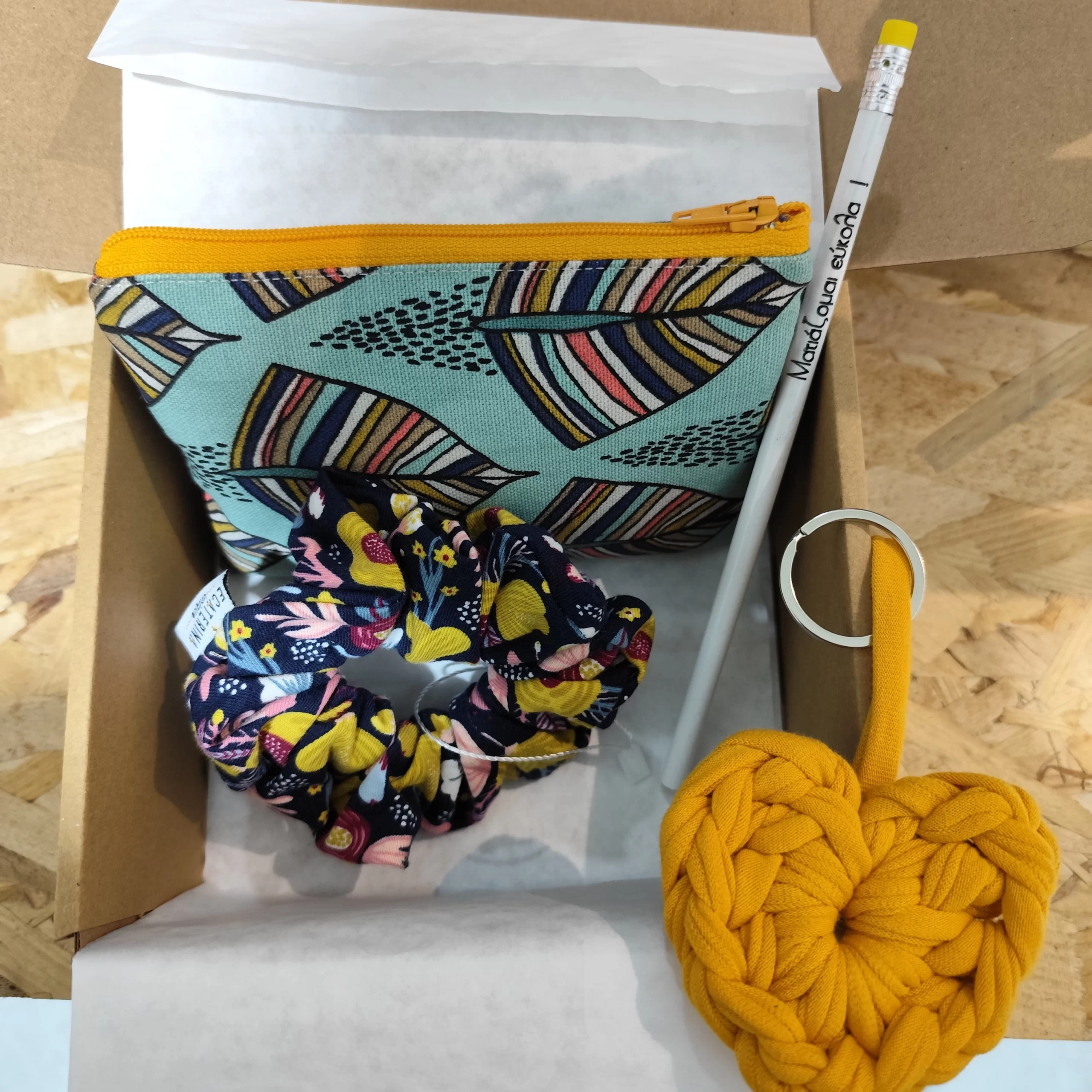 Σετ Δώρου πορτοφολάκι υφασμάτινο, scrunchie, πλεκτό μπρελόκ καρδιά και μολύβι μουσταρδί μπλε
